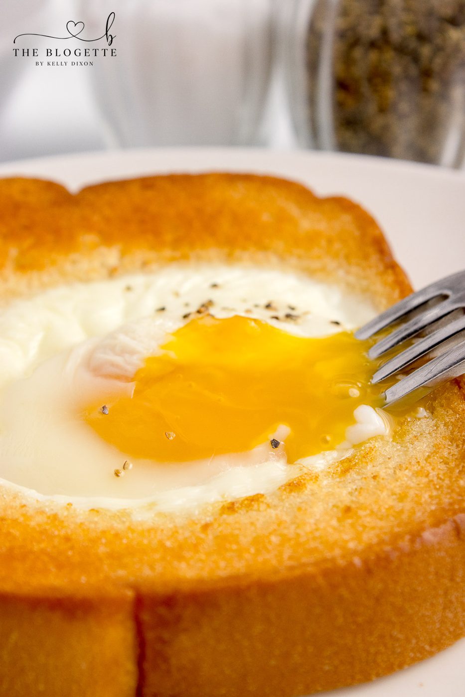 5-ingredient Air Fryer Egg in Toast! Make well-balanced eggs on toast in your air fryer with this straightforward 15-minute breakfast recipe!