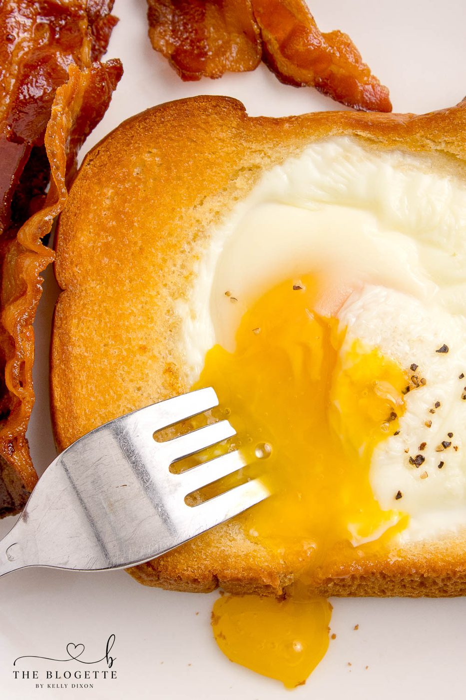 5-ingredient Air Fryer Egg Toast! Make well-balanced eggs on toast in your air fryer with this straightforward 15-minute breakfast recipe!