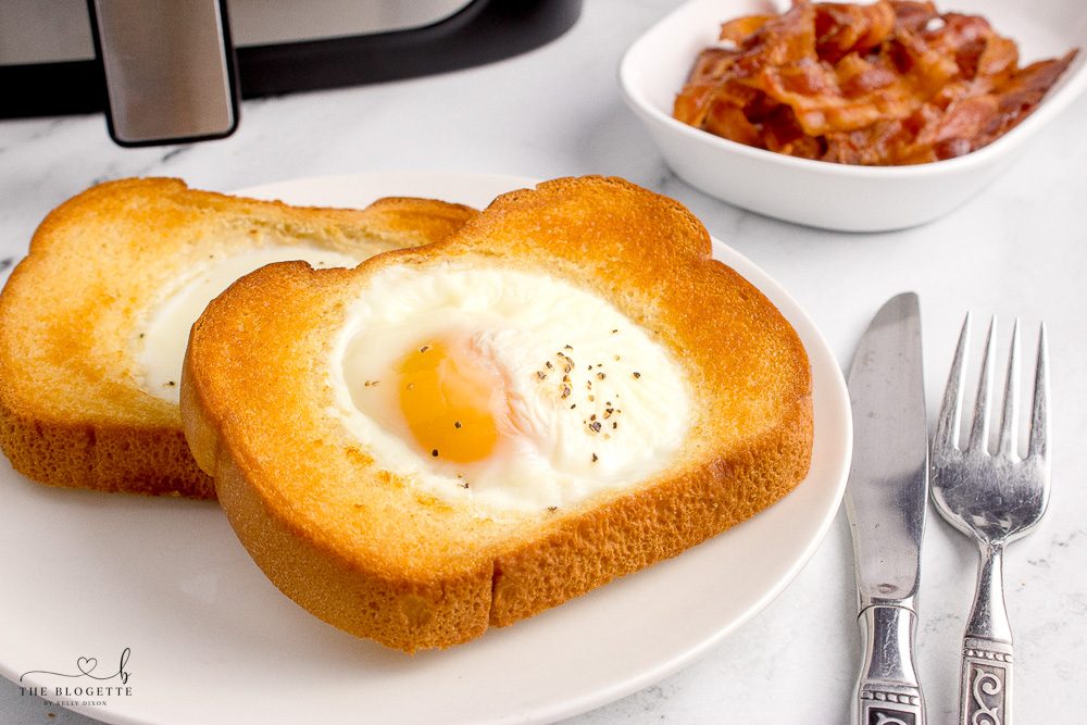 Fried eggs made inside bread