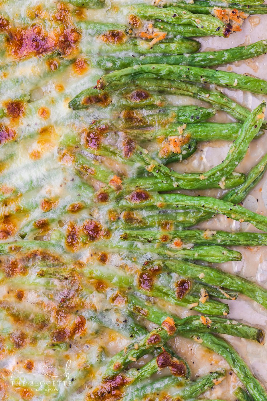 Cheesy Garlic Baked Green Beans! A wonderful veggie side dish for holidays or for a weeknight dinner. Low-carb and keto-friendly recipe!