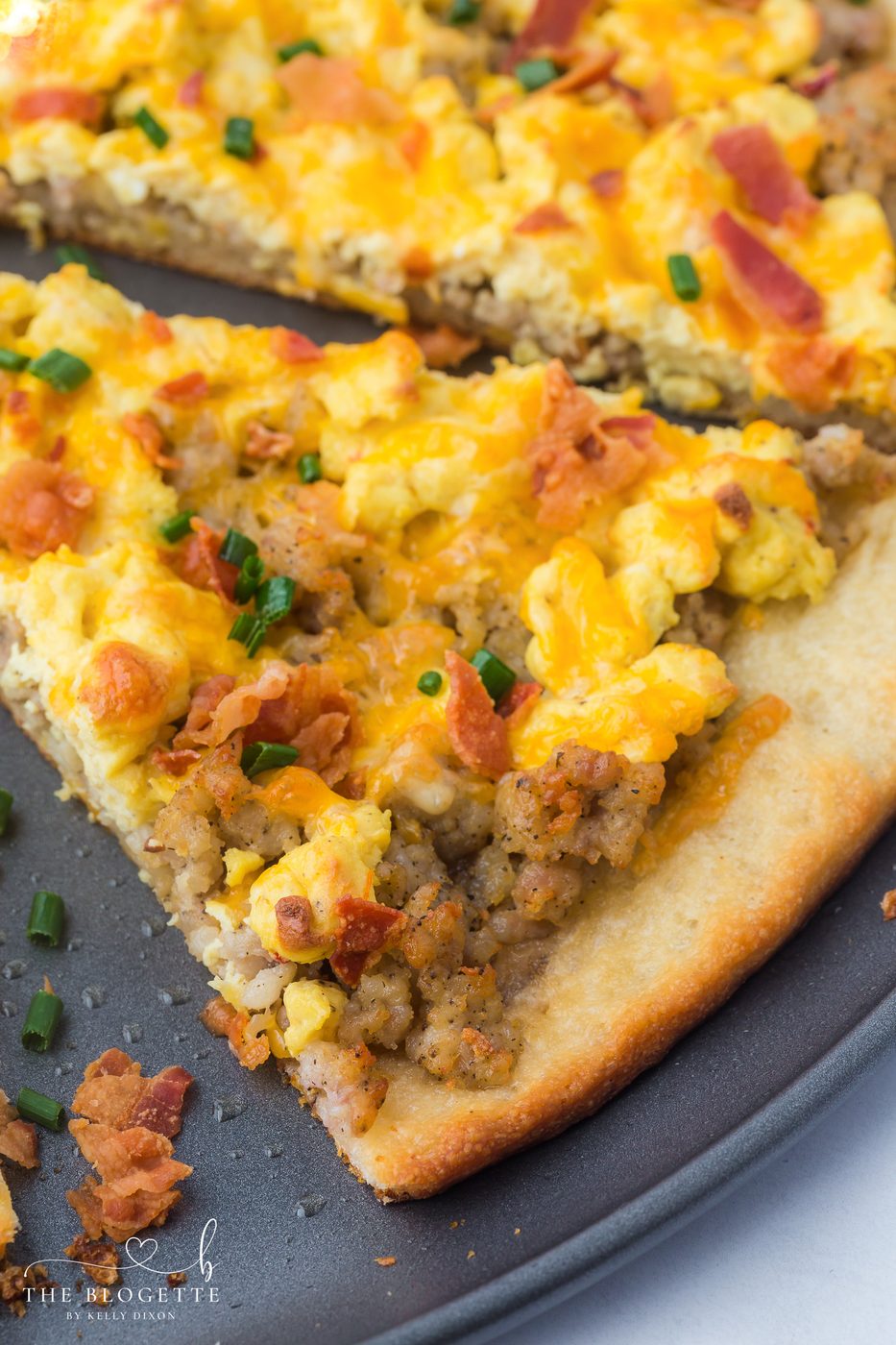 This cheesy breakfast pizza is loaded with scrambled eggs, sausage, and bacon on a golden crust. The well-balanced for brunch, weekends, or meal prep. Straightforward and satisfying!