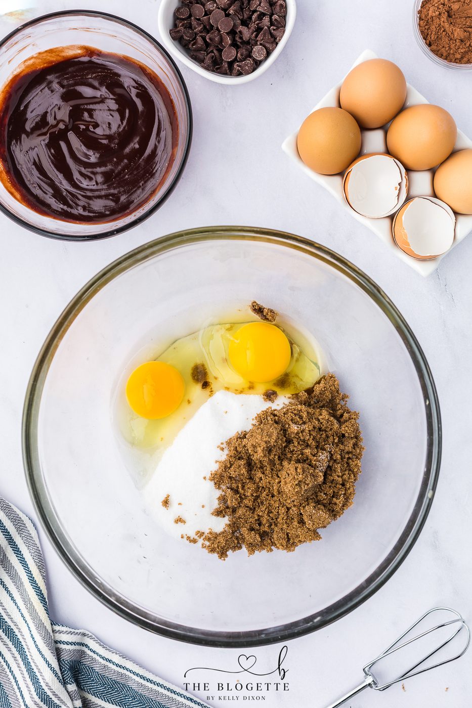 Mix the eggs and sugars