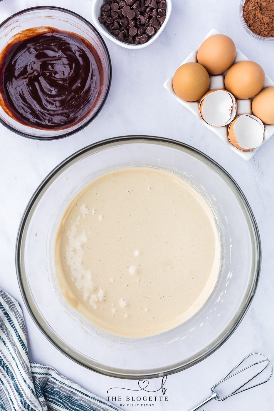 Mix the eggs and sugars