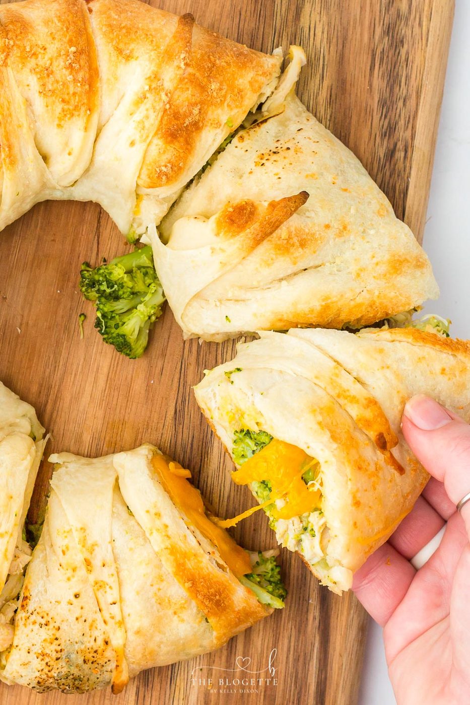 This satisfying Cheesy Chicken and Broccoli Ring recipe looks impressive, tastes memorable, and uses up leftover chicken! It's straightforward to mix and is so versatile that it can be an appetizer, a lunch, or a dinner.