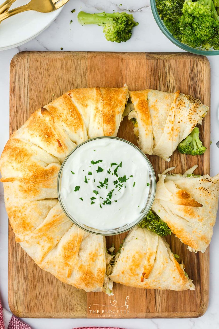 This satisfying Cheesy Chicken and Broccoli Ring recipe looks impressive, tastes memorable, and uses up leftover chicken! It's straightforward to mix and is so versatile that it can be an appetizer, a lunch, or a dinner.