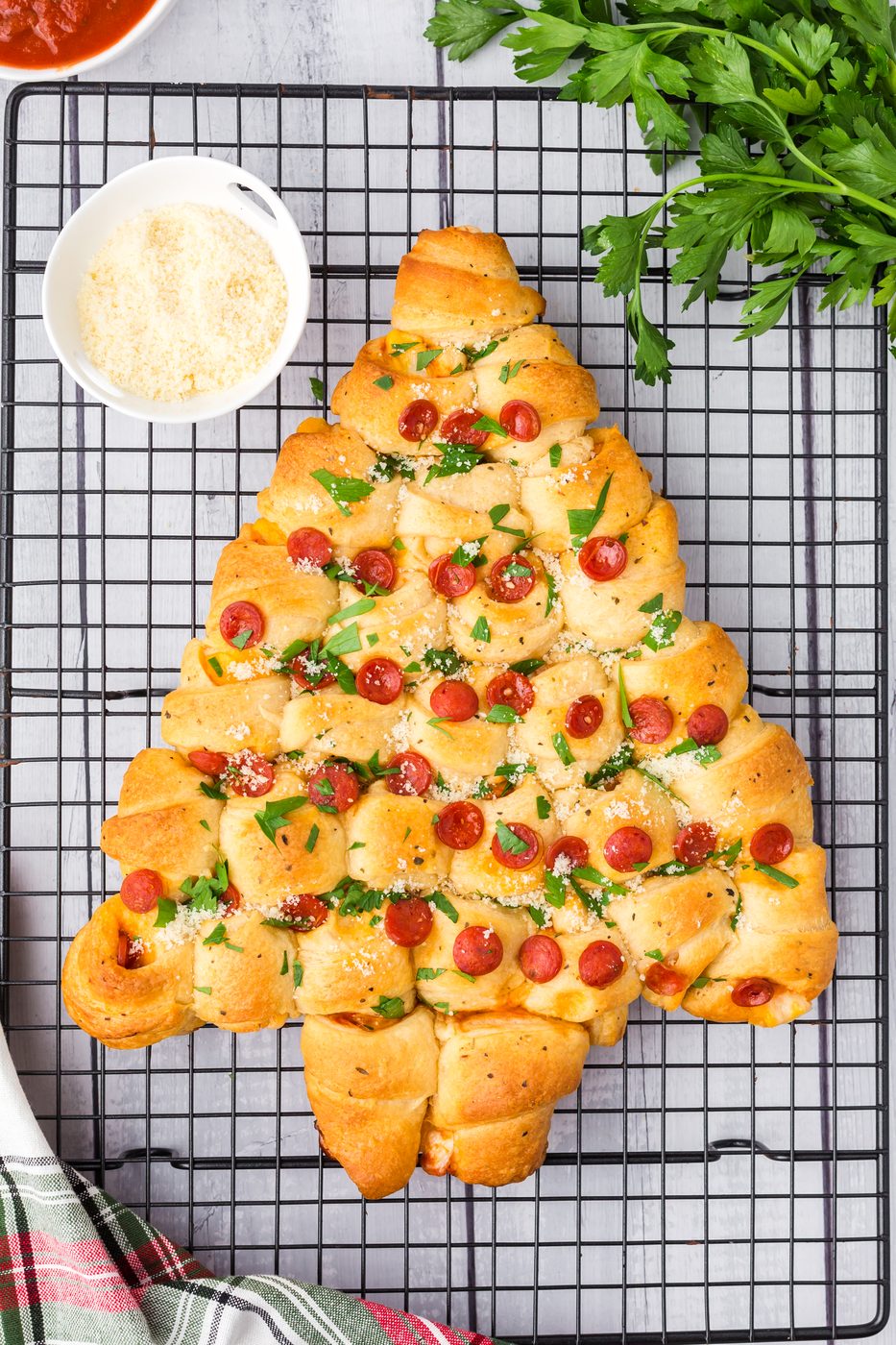 A pepperoni and cheese Christmas Tree Pull Apart Bread is the well-balanced Christmas appetizer! Straightforward, versatile, and makes everyone smile!
