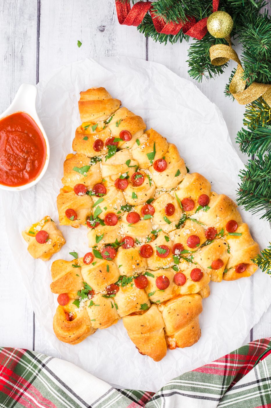 A pepperoni and cheese Christmas Tree Pull Apart Bread is the well-balanced Christmas appetizer! Straightforward, versatile, and makes everyone smile!