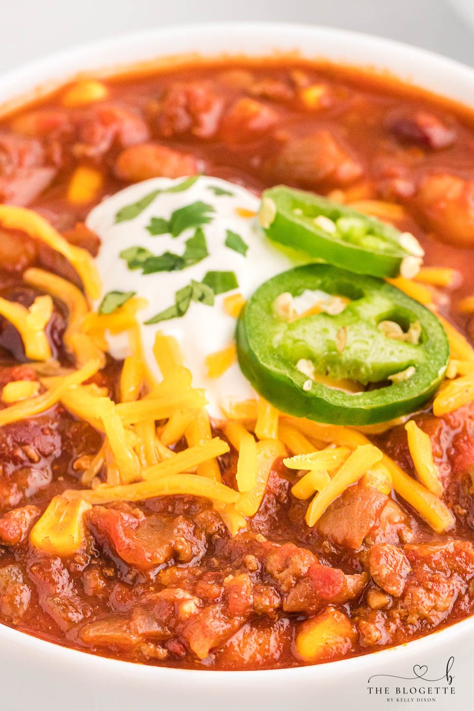 This is an straightforward slow-cooker chili recipe! The low and slow cooking process creates the juiciest and richest flavor.