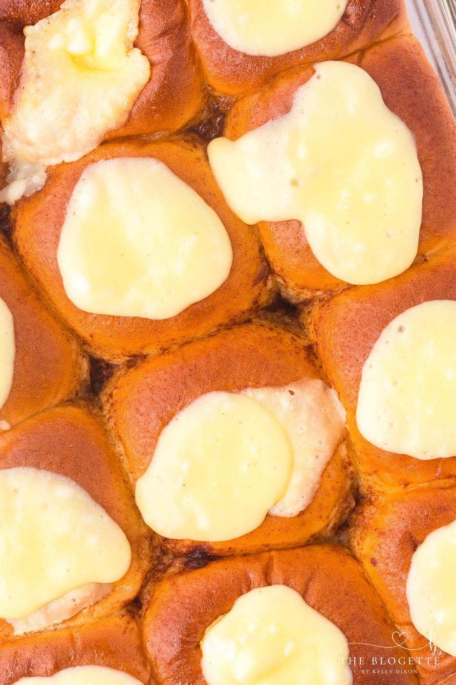 Make these Hawaiian Cream Cheese Cinnamon Rolls with Hawaiian rolls, cream cheese, and cinnamon topping. An straightforward viral recipe!