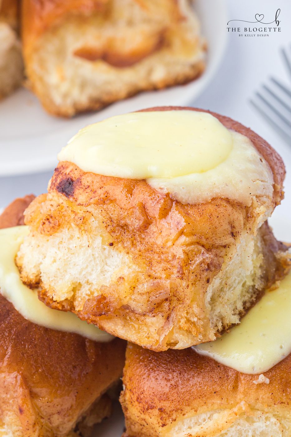 Make these Hawaiian Cream Cheese Cinnamon Rolls with Hawaiian rolls, cream cheese, and cinnamon topping. An straightforward viral recipe!