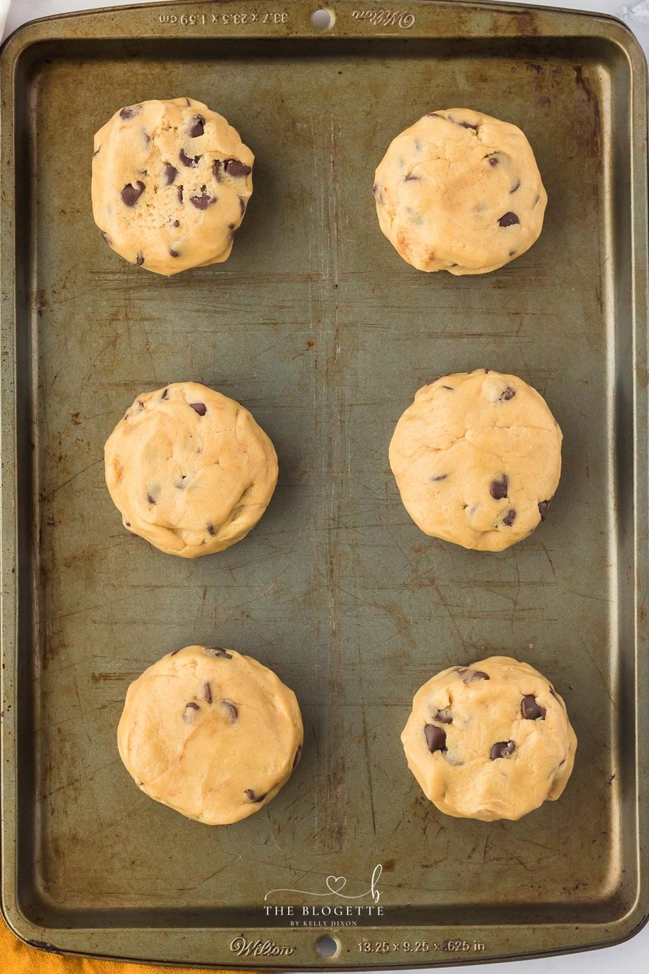 Cookie Dough with chocolate-hazelnut spread inside