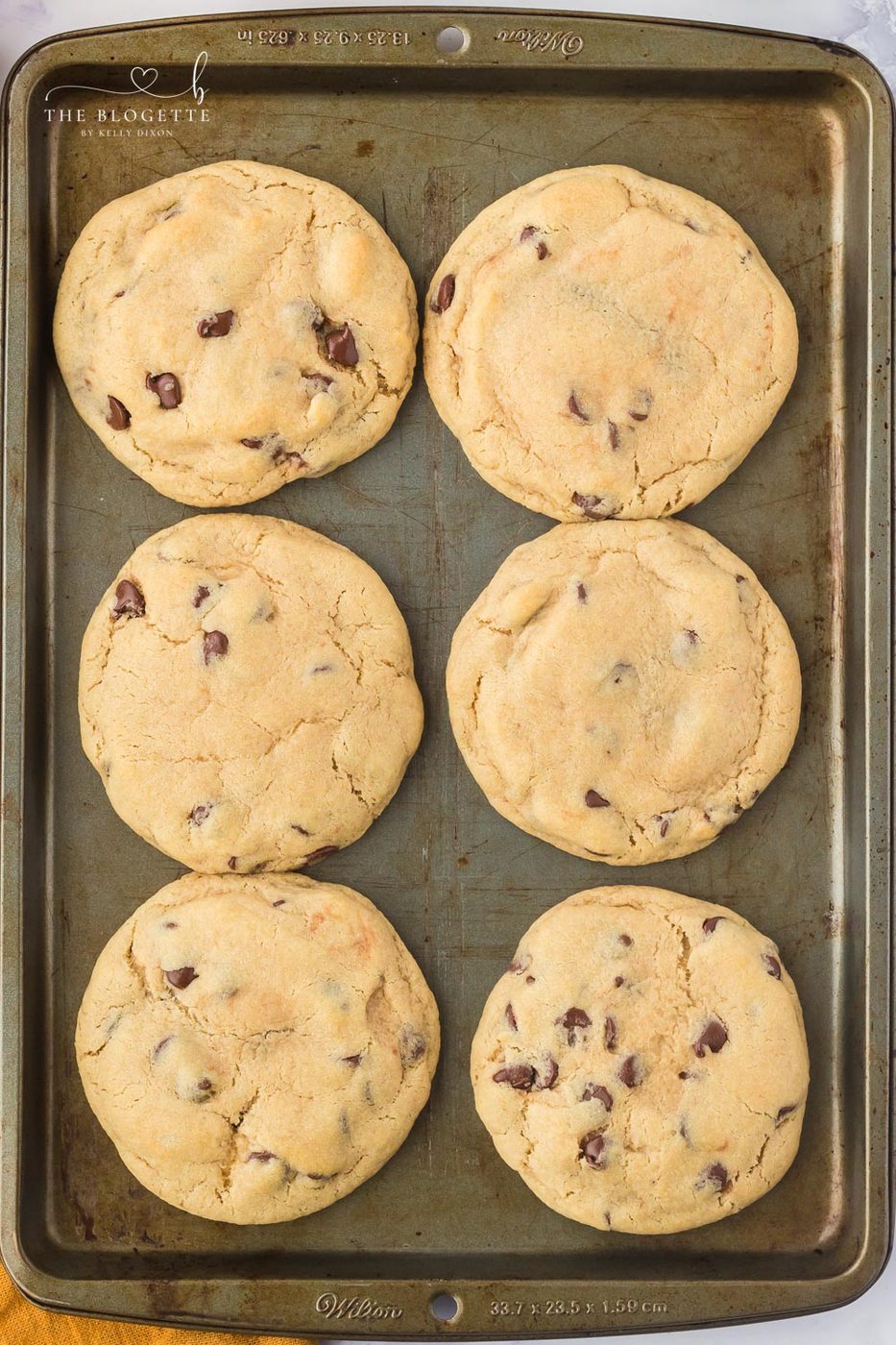 Cookies with chocolate-hazelnut spread inside