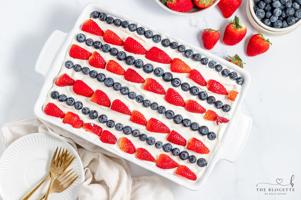 No-bake Patriotic Icebox Cake! Layers of berries, graham crackers, and a creamy pudding mixture and refrigerated to perfection.