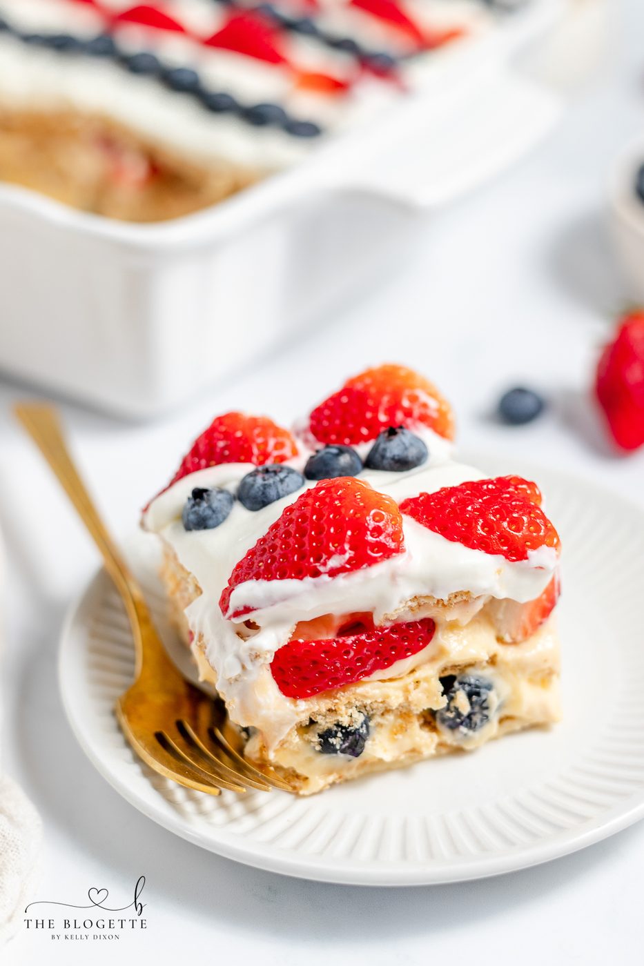 No-bake Patriotic Icebox Cake! Layers of berries, graham crackers, and a creamy pudding mixture and refrigerated to perfection.