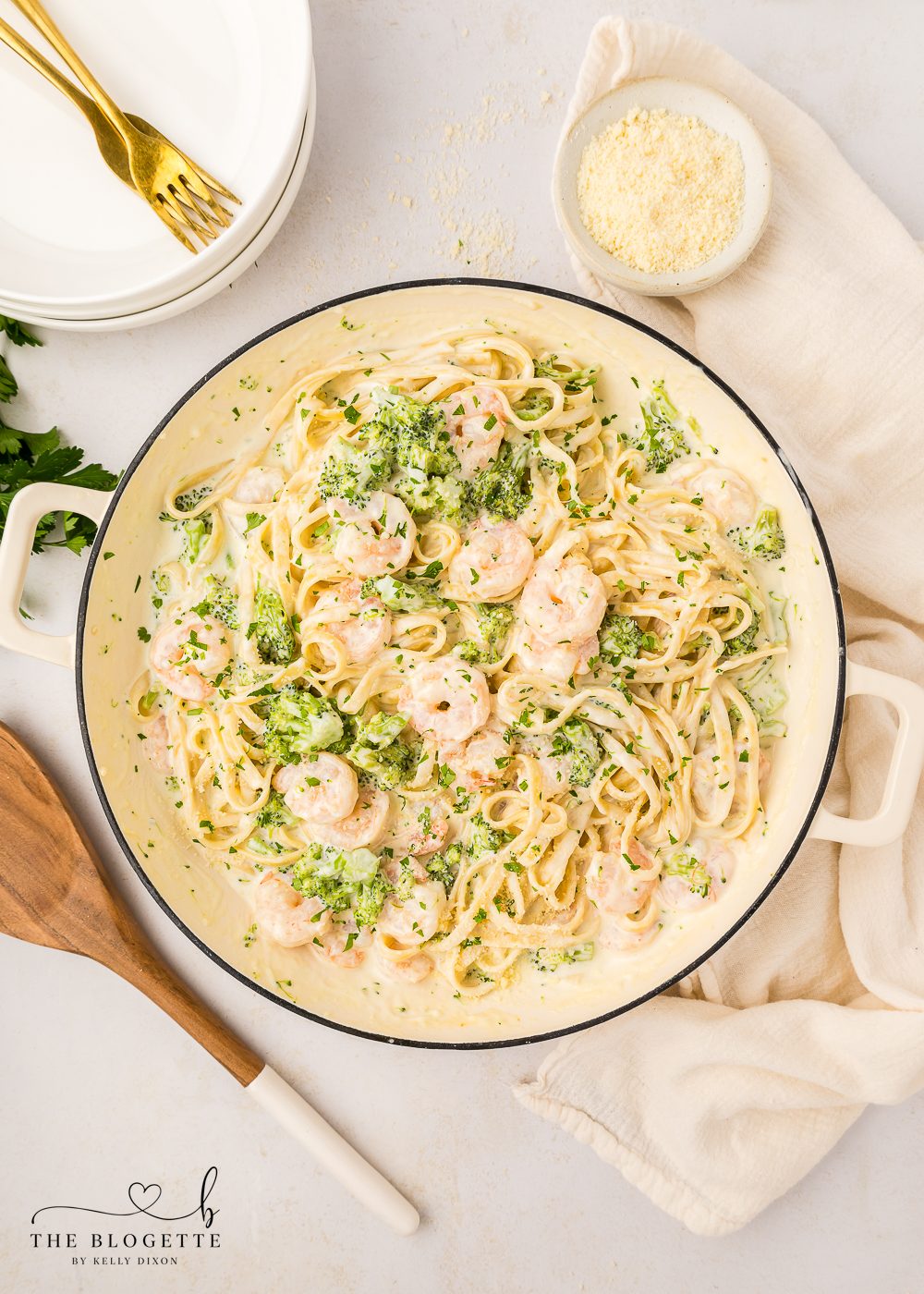Shrimp Alfredo made with fettuccine, broccoli, and a speedy and straightforward from-scratch Alfredo pasta sauce! Toss the ingredients in 1 pan and serve.