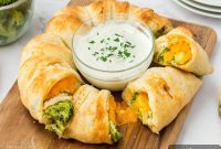 Golden Cheesy Chicken Broccoli Wreath