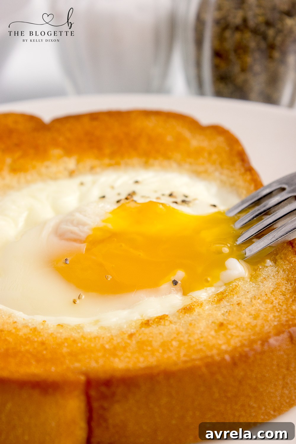 5-ingredient Air Fryer Egg in Toast! Make perfect eggs on toast in your air fryer with this easy 15-minute breakfast recipe!