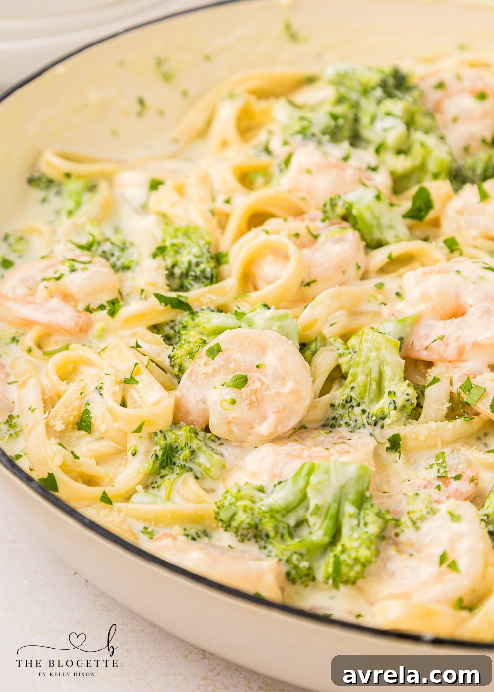 Creamy Shrimp Alfredo 2 Shrimp Alfredo made with fettuccine, broccoli, and a quick and easy homemade Alfredo pasta sauce! Toss the ingredients in 1 pan and serve.