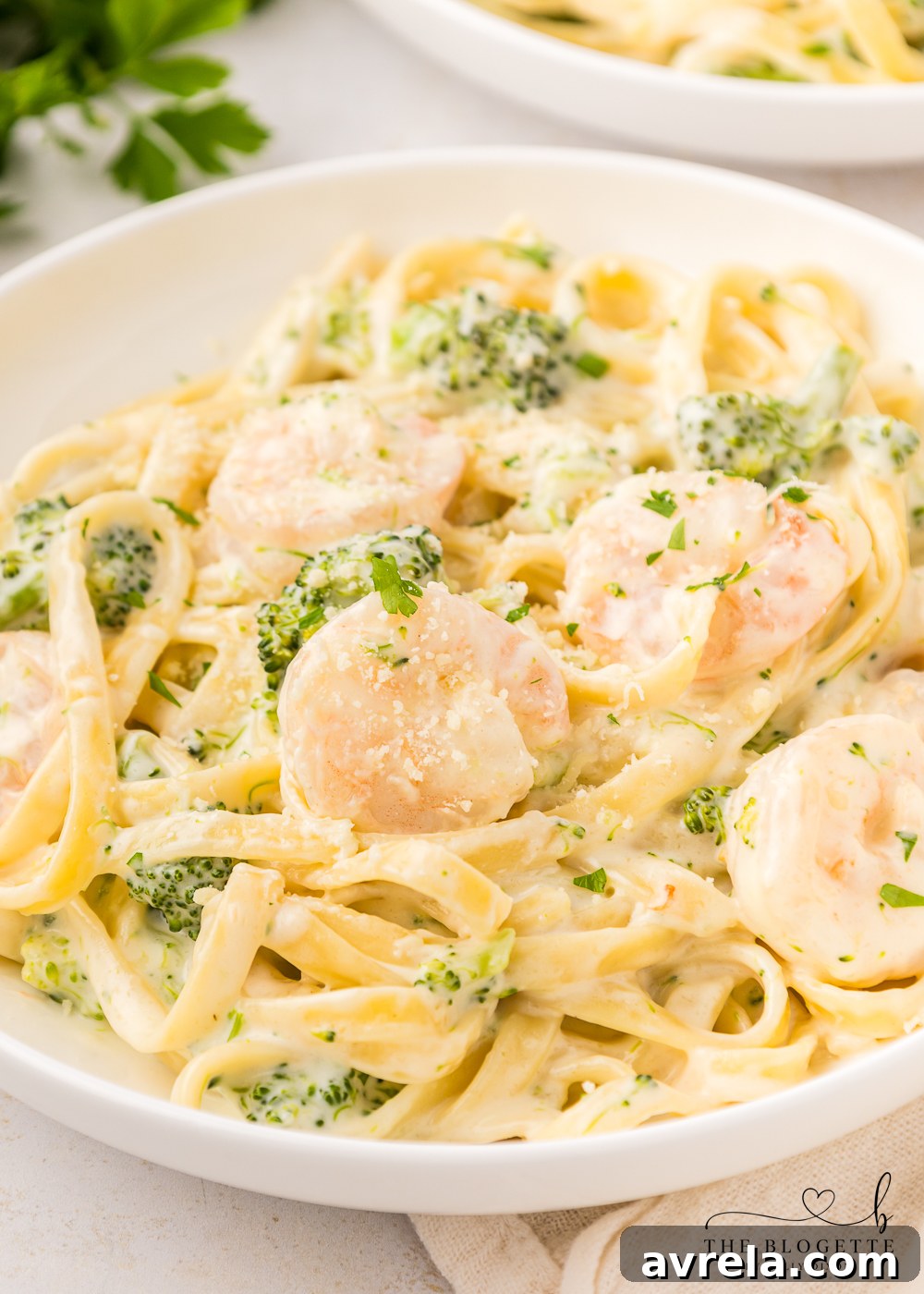 Creamy Shrimp Alfredo 10 Shrimp Alfredo made with fettuccine, broccoli, and a quick and easy homemade Alfredo pasta sauce! Toss the ingredients in 1 pan and serve.