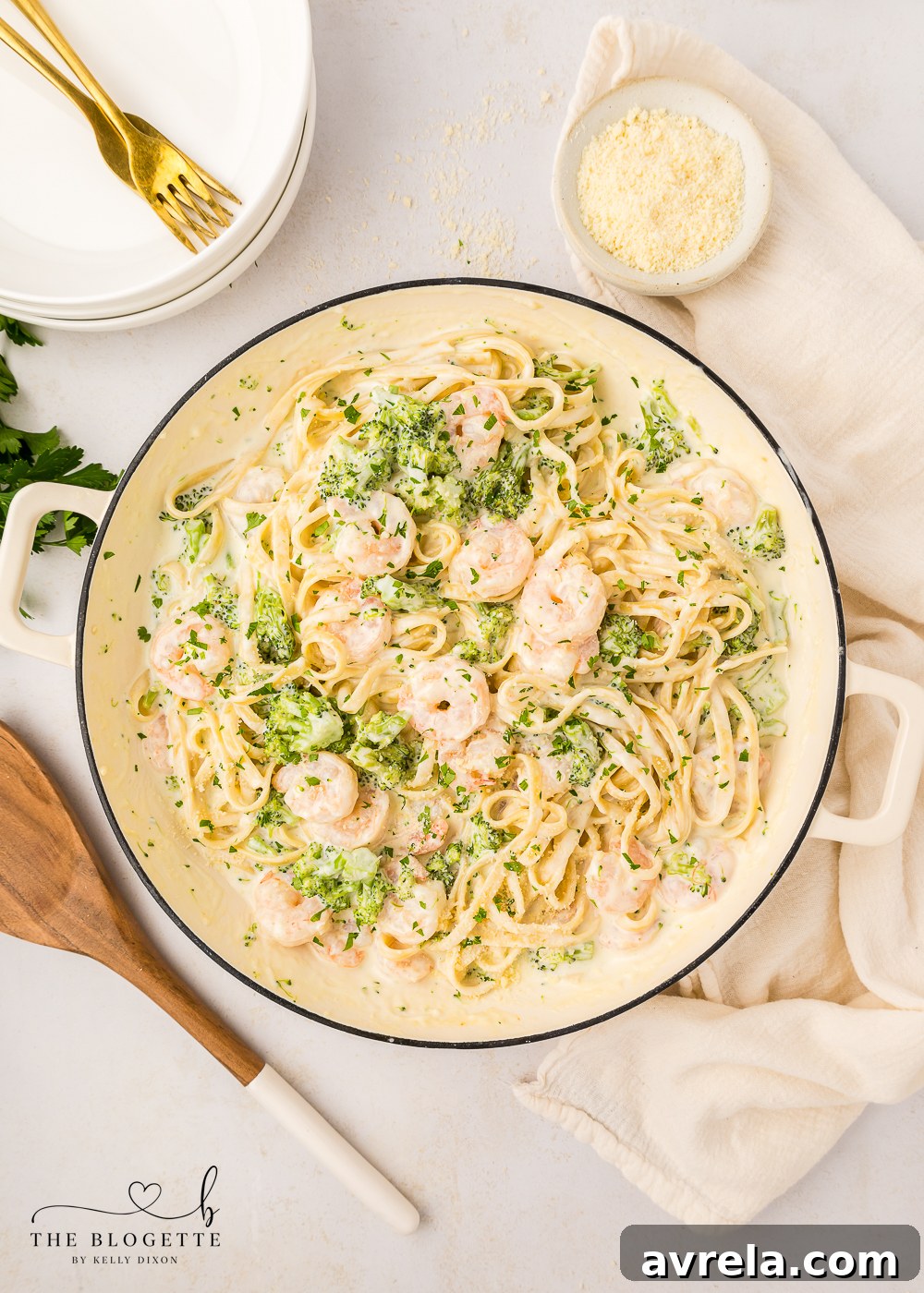 Creamy Shrimp Alfredo 8 Shrimp Alfredo made with fettuccine, broccoli, and a quick and easy homemade Alfredo pasta sauce! Toss the ingredients in 1 pan and serve.
