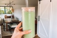 Refreshing Tropical Green Smoothie Recipe with Pineapple & Spinach